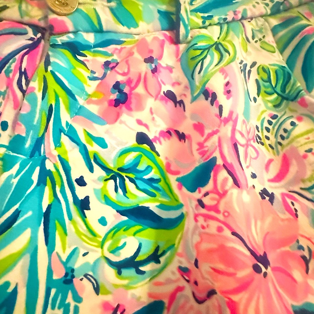 Vibrant Floral Lilly Pulitzer shorts Sz 6 - Picture 2 of 2